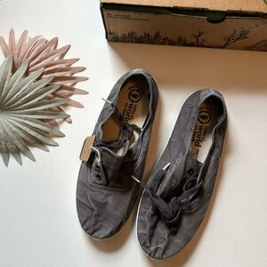 NIB Natural World Eco Friendly Men's Casual Shoes in Dark Grey - Size 40/Size 9